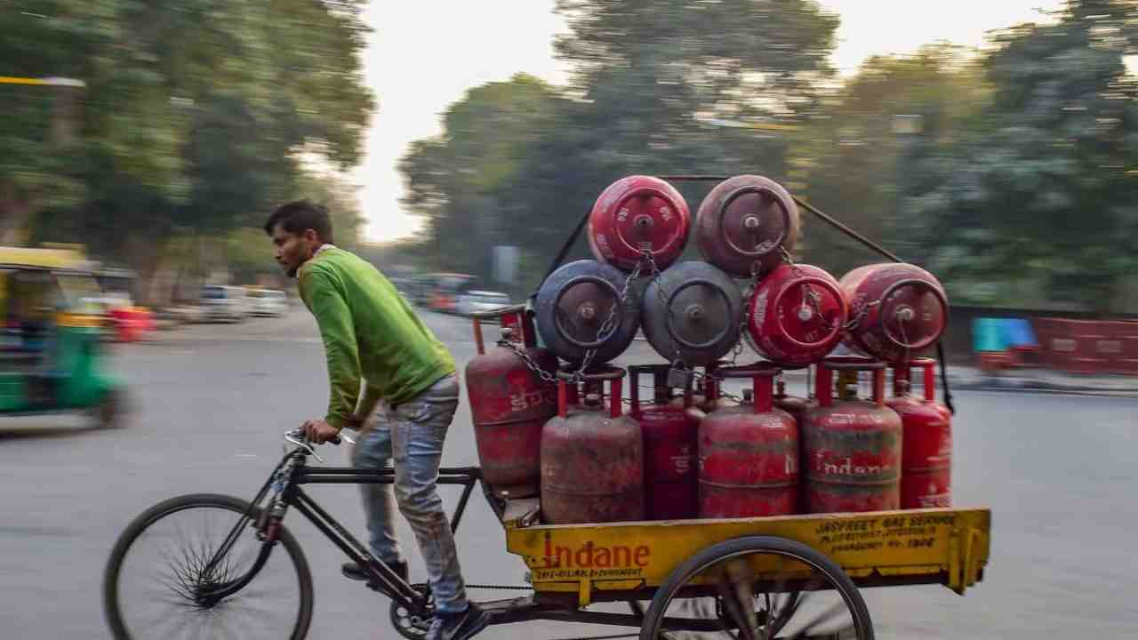 দোলের আগে অনেকটাই দাম বাড়ল LPG সিলিন্ডারের, জানুন নতুন রেট
