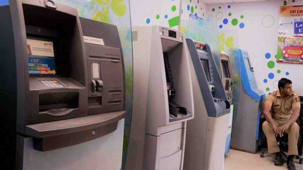 ১ এপ্রিল থেকে বদলাচ্ছে PNB সহ বিভিন্ন ব্যাঙ্কের ATM-র নিয়ম