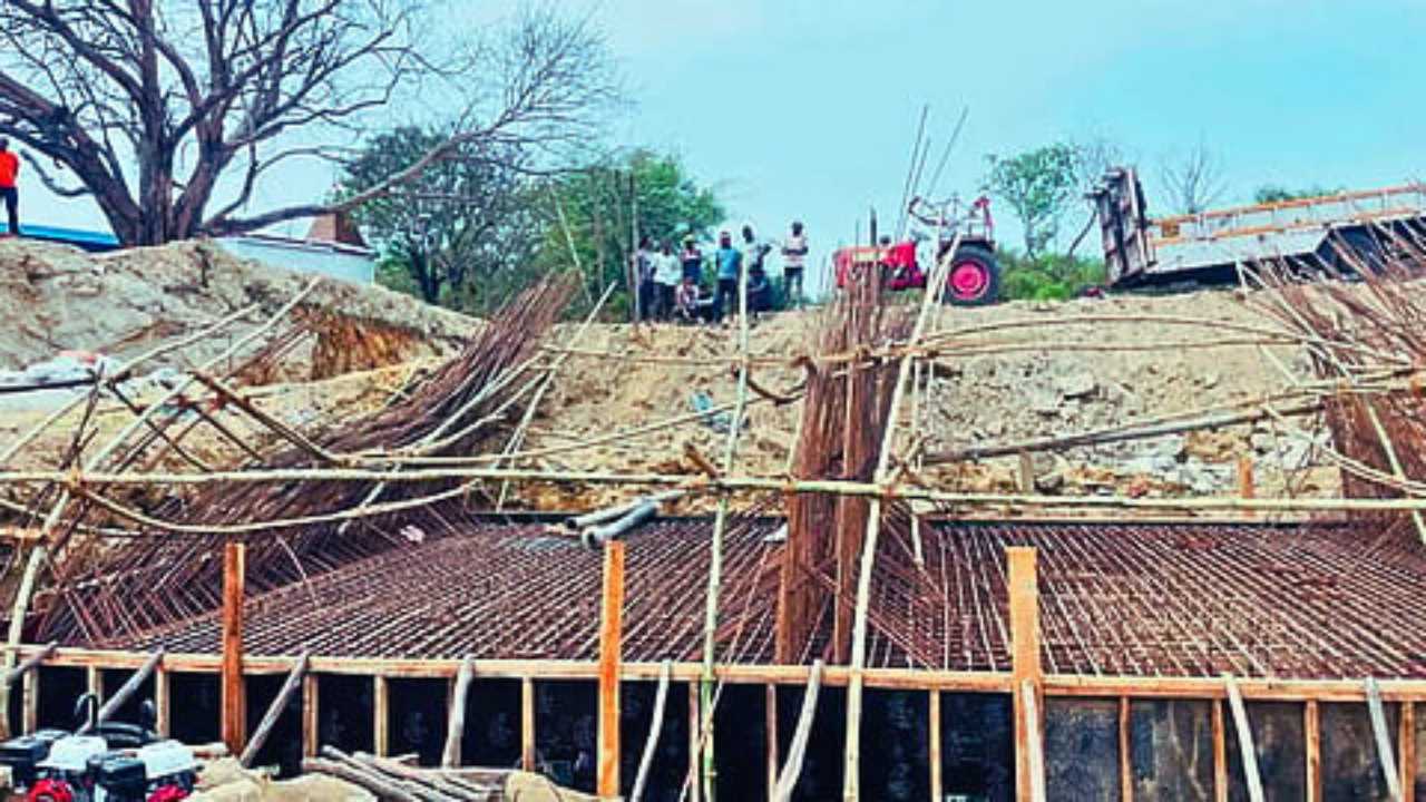 আসানসোলে হুড়মুড়িয়ে ভেঙে পড়ল নির্মীয়মাণ সেতু, চাঞ্চল্য এলাকায়