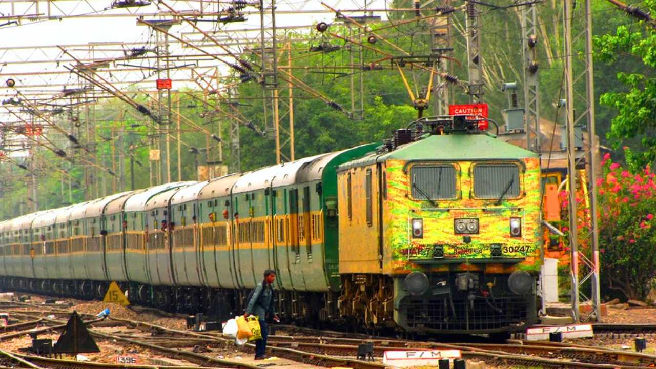 রয়েছে AC কোচ, তাও কেন ভারতীয় রেলের এই ট্রেনের নাম গরীব রথ! কারণ জানেন?