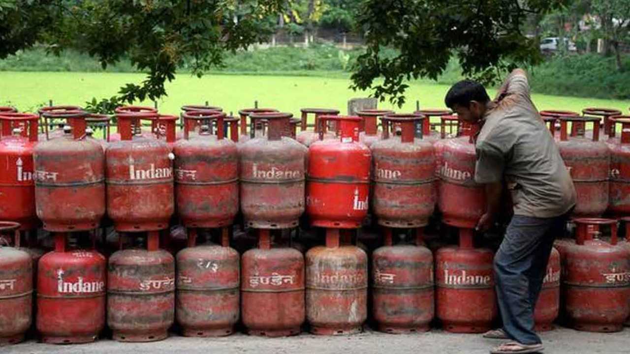 গ্যাসের সংকট দেখা দিতেই গুজরাটে ১০০ কারখানায় কাজ বন্ধ, ঝুঁকির মুখে আরও ৪০০