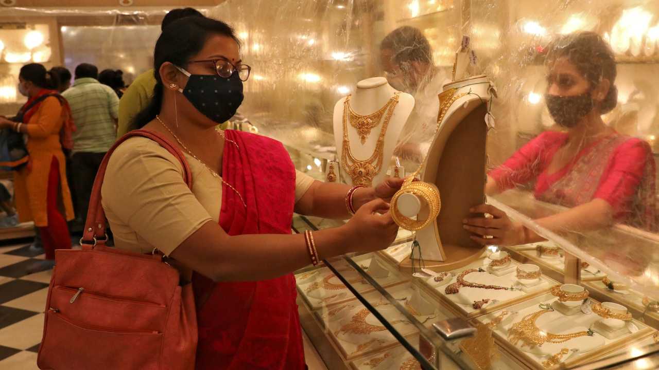 সোনা সুখবর শোনালেও রুপো নিয়ে খারাপ খবর! আজকের রেট