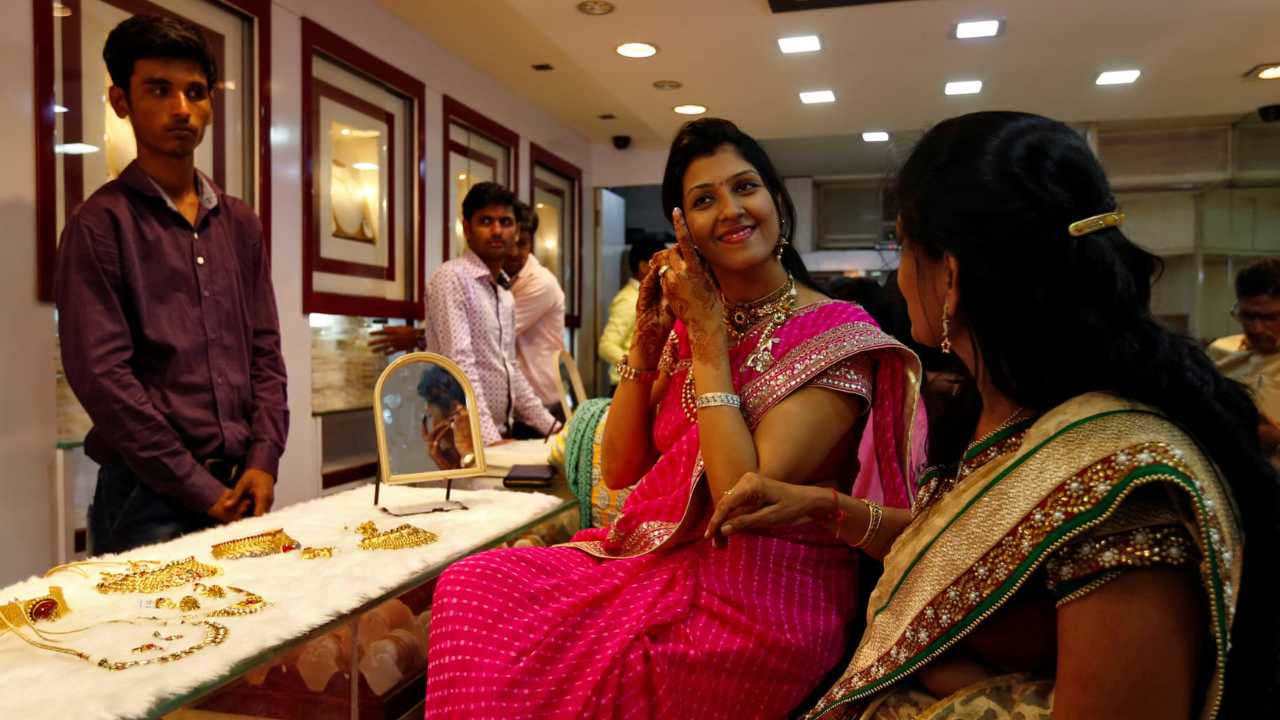 মাসের প্রথম দিনে সোনা, রুপোর দামে মহা পরিবর্তন! আজকের রেট