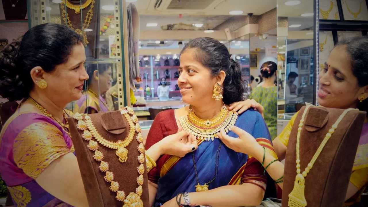 মধ্যবিত্তদের মুখে হাসি, অনেকটাই দরপতন সোনা, রুপোর! আজকের রেট