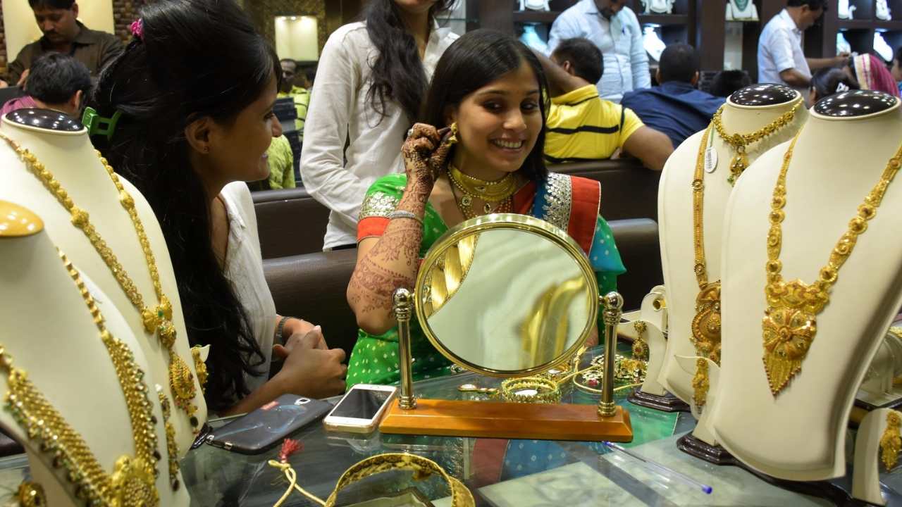 মধ্যবিত্তদের মুখে চওড়া হাসি, দরপতন সোনা-রুপোর! আজকের রেট