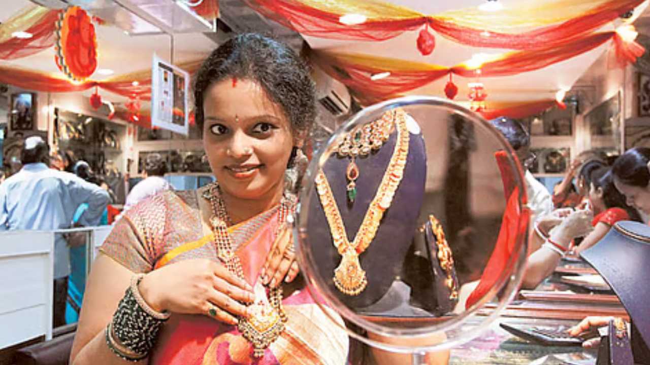 কমে গেল সোনার দাম, রুপো হল কত? আজকের রেট