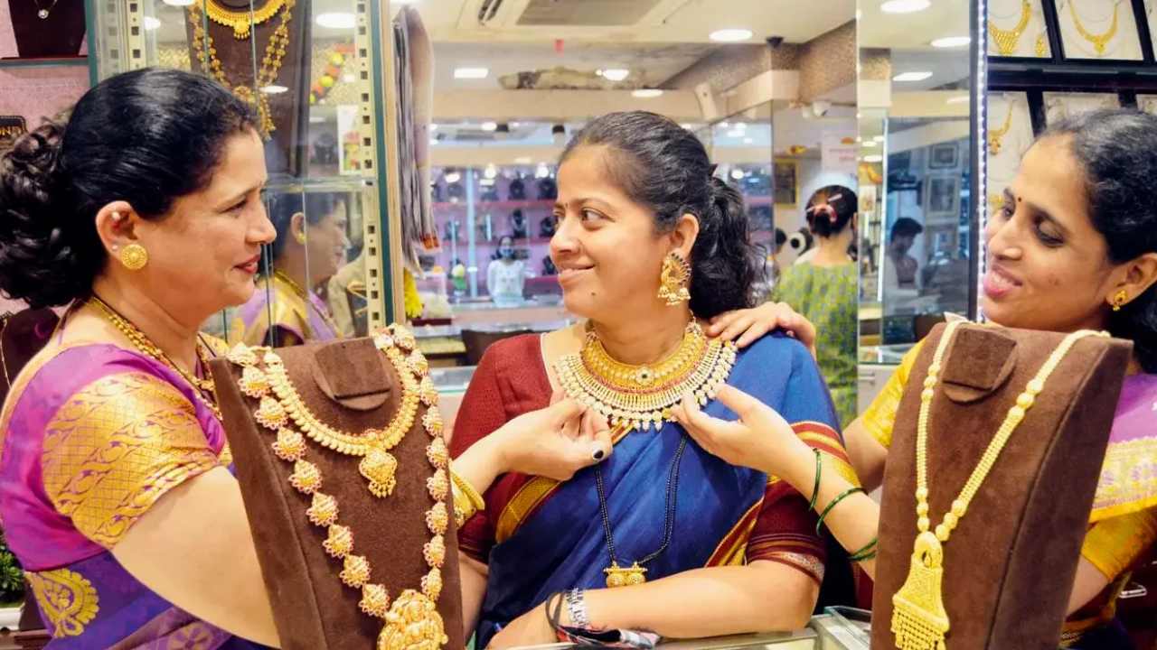 মধ্যবিত্তদের মুখে হাসি, কমল সোনা-রুপোর দাম