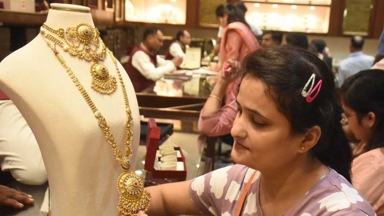 একধাক্কায় তলানিতে, সোনা-রুপোর দাম নিয়ে খুশির খবর