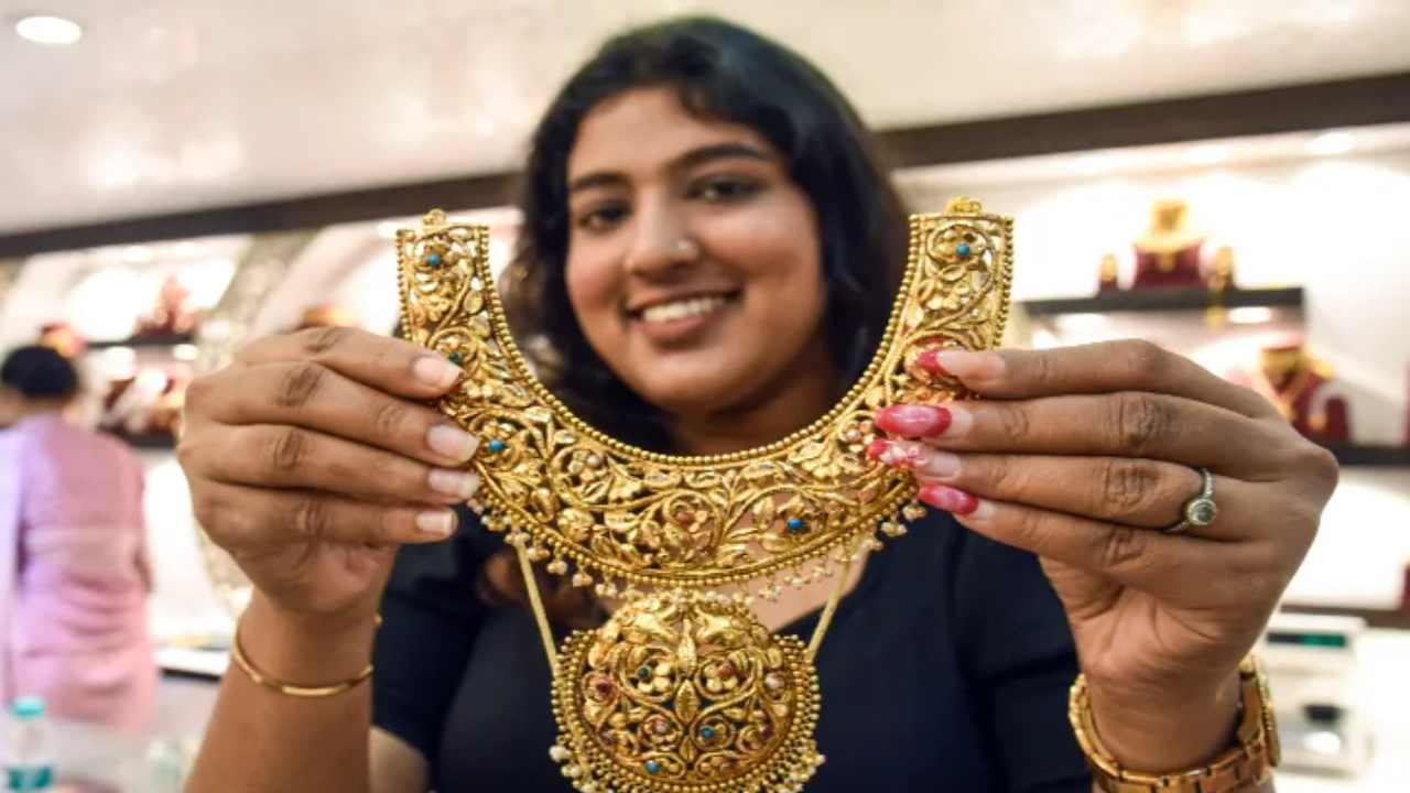 দোলের দিন দাম কমল সোনা, রুপোর! আজকের রেট