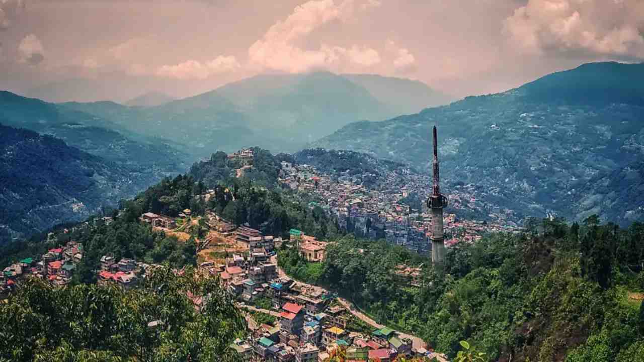 সুদৃশ্য কাঞ্চনজঙ্ঘা, হাতছানি দেবে পাইন গাছ, গরমের ছুটিতে ঘুরে আসুন এই তিন হিল স্টেশন