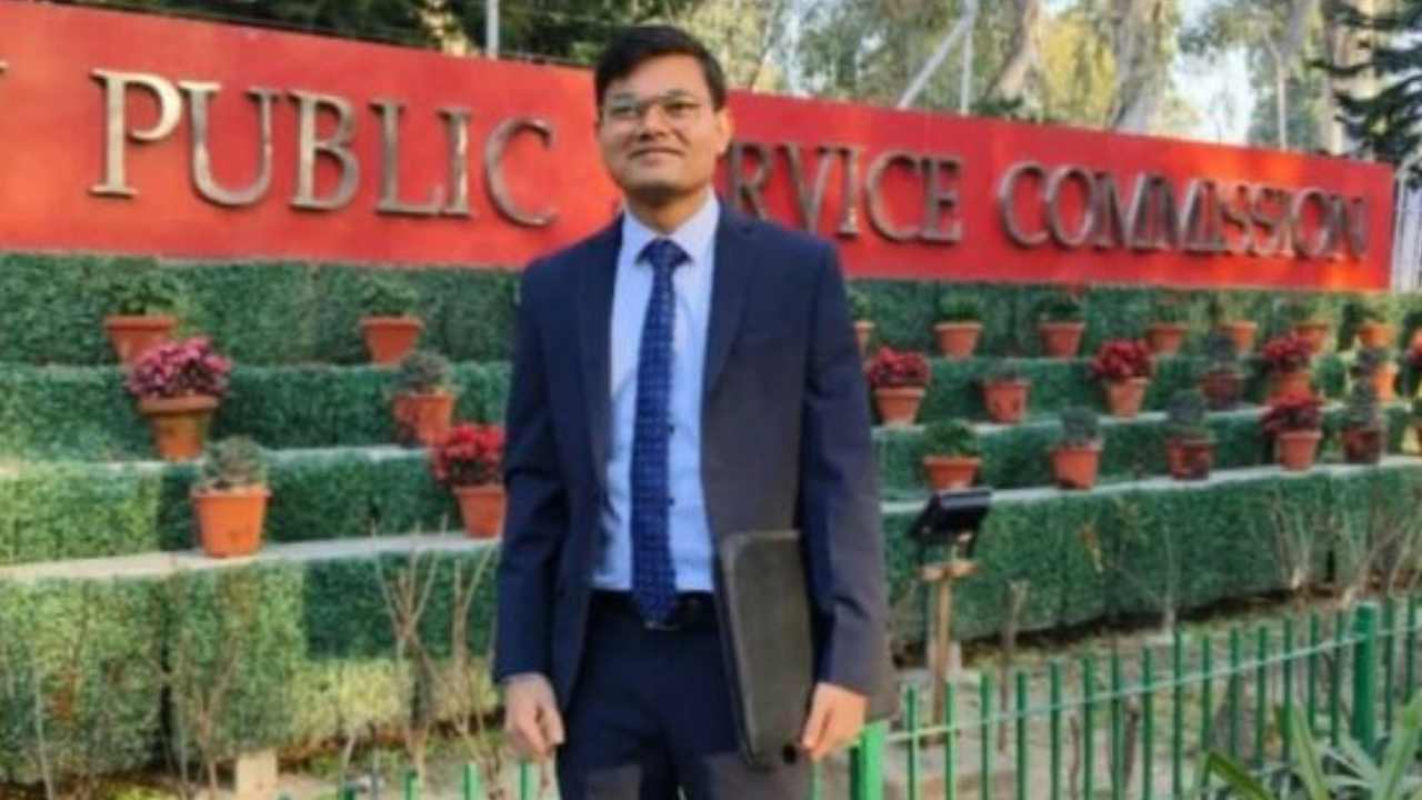 ভাঙা চাল দিয়ে পড়ত বৃষ্টির জল! ঋণ নিয়ে পড়াশোনা করে UPSC ক্র্যাক পবনের