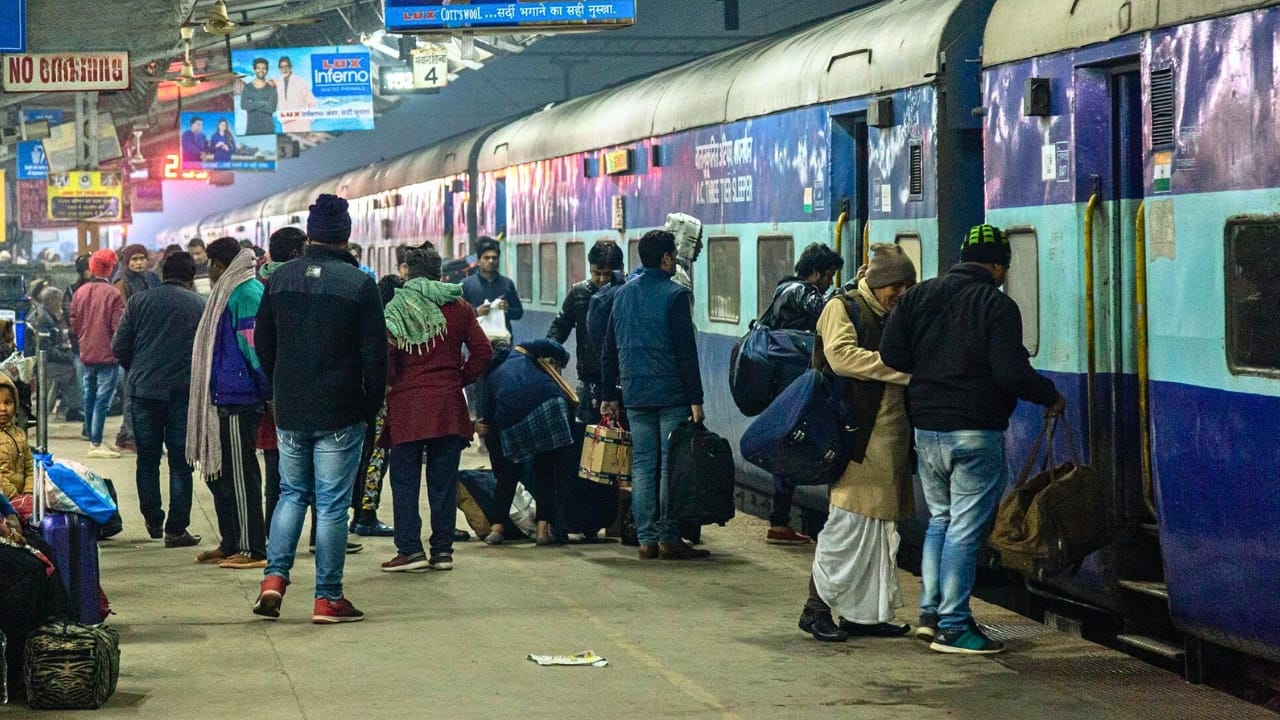 রাত হতেই বদলে যায় রেলের এই নিয়মগুলো! ট্রেনে ওঠার আগে জানুন, নাহলেই বিপদ