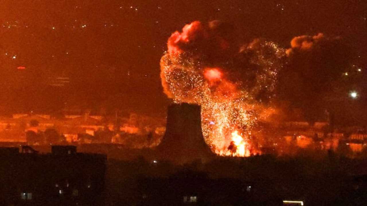 আসতে পারে বড় সংকট! ইরানের তেল ভাণ্ডার লক্ষ্য করে প্রথম হামলা ইজরায়েলের