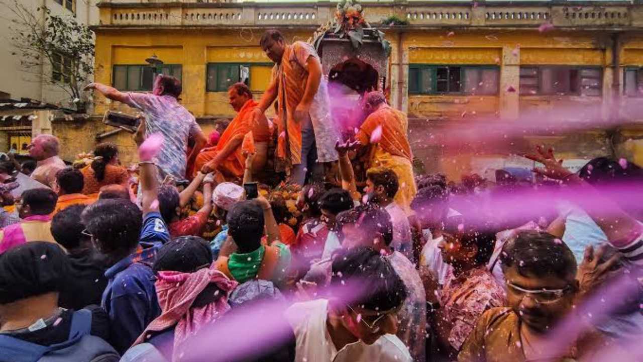 দোলে ৩৩০ জনকে গ্রেফতার করল কলকাতা পুলিশ, বাজেয়াপ্ত ২৫ লিটার মদ