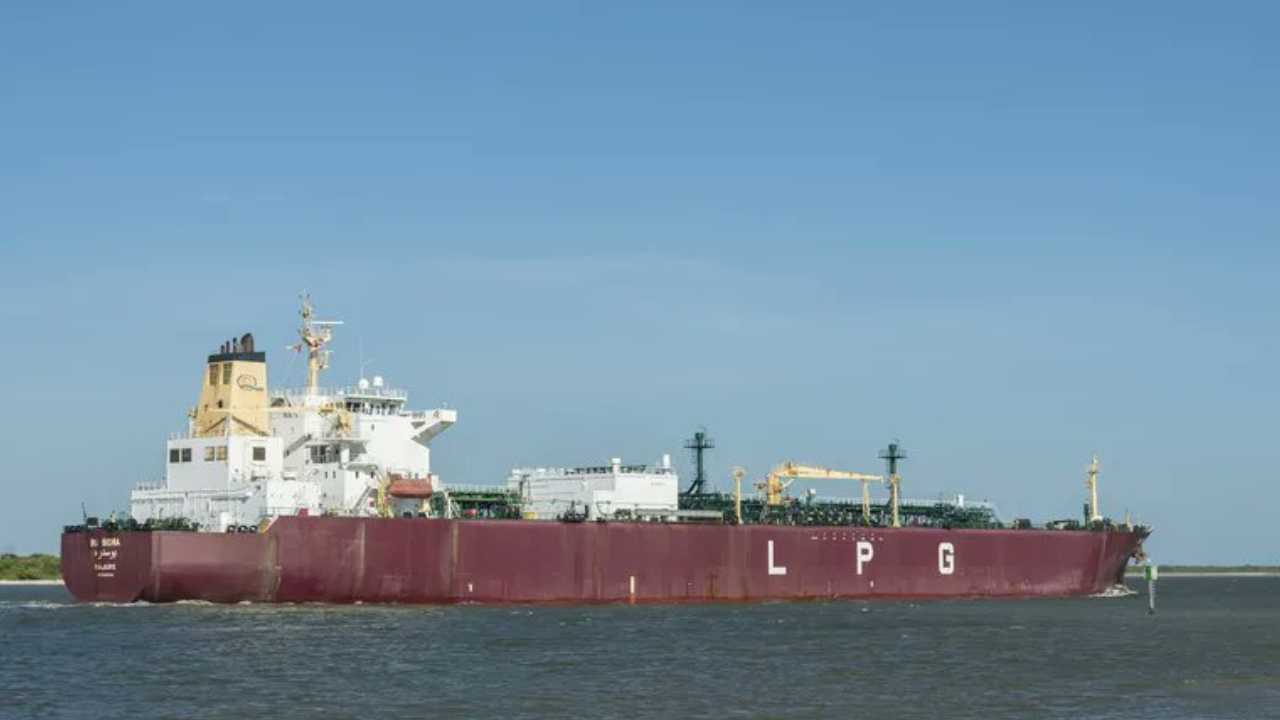 ভারতের পতাকা দেখেই ছাড়, নিরাপদে হরমুজ পেরোল LPG কার্গো শিবালিক