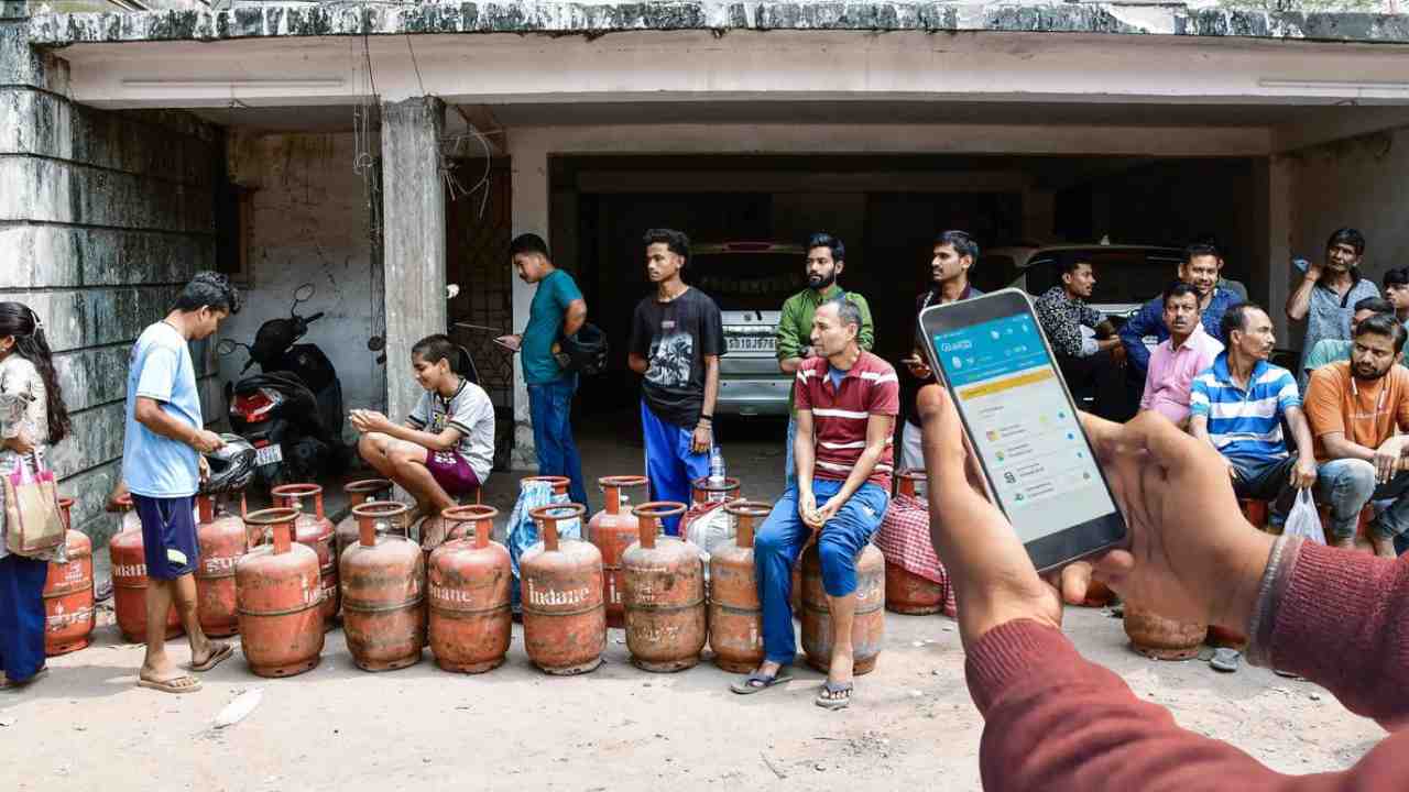 অবশেষে স্বস্তি! বুকিংয়ের এত দিনের মধ্যে মিলবে LPG সিলিন্ডার, জানাল কেন্দ্র