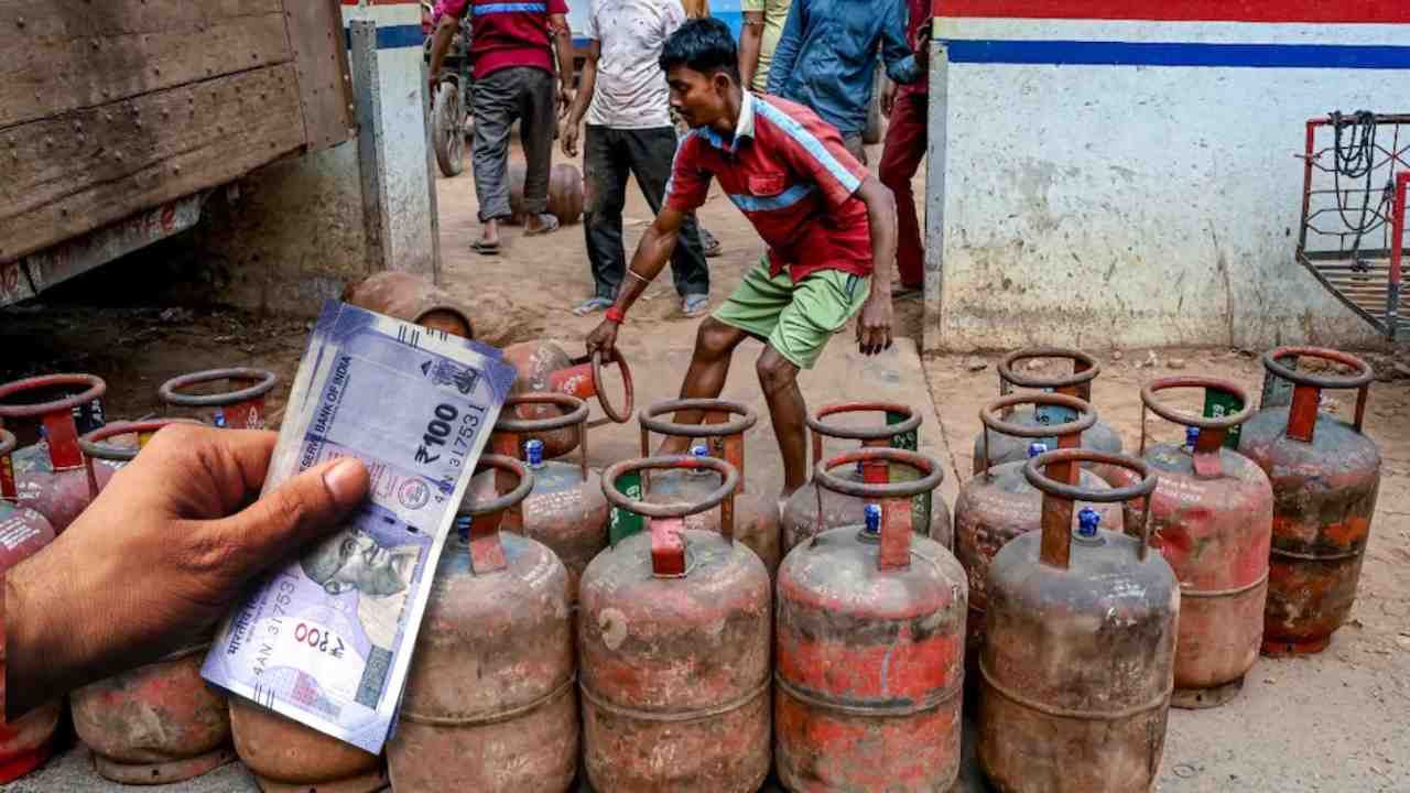 ৬০ টাকা দাম বাড়লেও ৩০০ টাকা কমে মিলবে LPG সিলিন্ডার, জানুন কীভাবে