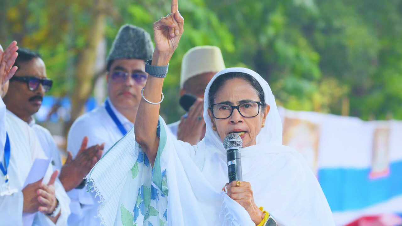 জাহান্নামে যাবে! রেড রোডে ঈদের মঞ্চে মোদিকে ‘অনুপ্রবেশকারী’ তকমা মমতার