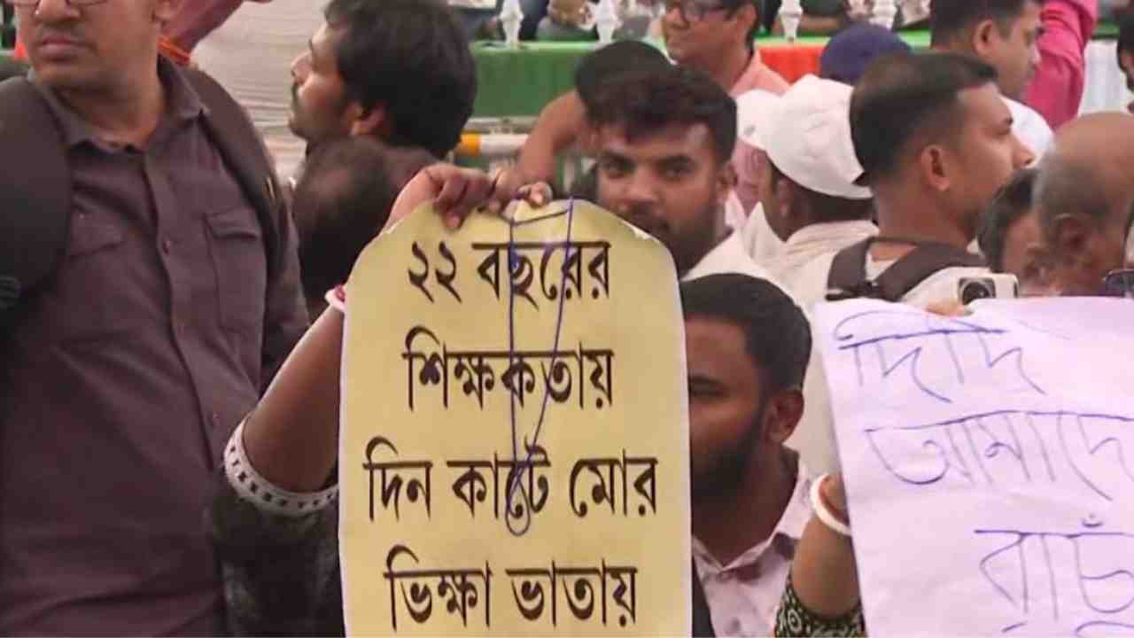 মুখ্যমন্ত্রীর ধরনা মঞ্চের সামনে বিক্ষোভ পার্শ্বশিক্ষকদের, বিজেপির কাছে যেতে বললেন মমতা