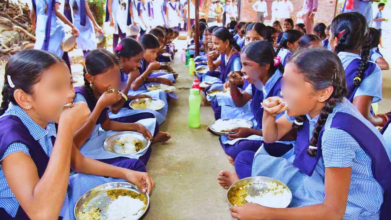 LPG সংকটে বিপর্যস্ত মিড ডে মিল! পড়ুয়াদের খাবারে কাটছাঁট