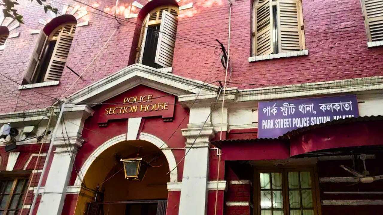 ভূমিকম্পের জেরে দুর্বল, দোলের সকালে পার্কস্ট্রিটে ভেঙে পড়ল ১৫০ বছরের পুরনো বাড়ি