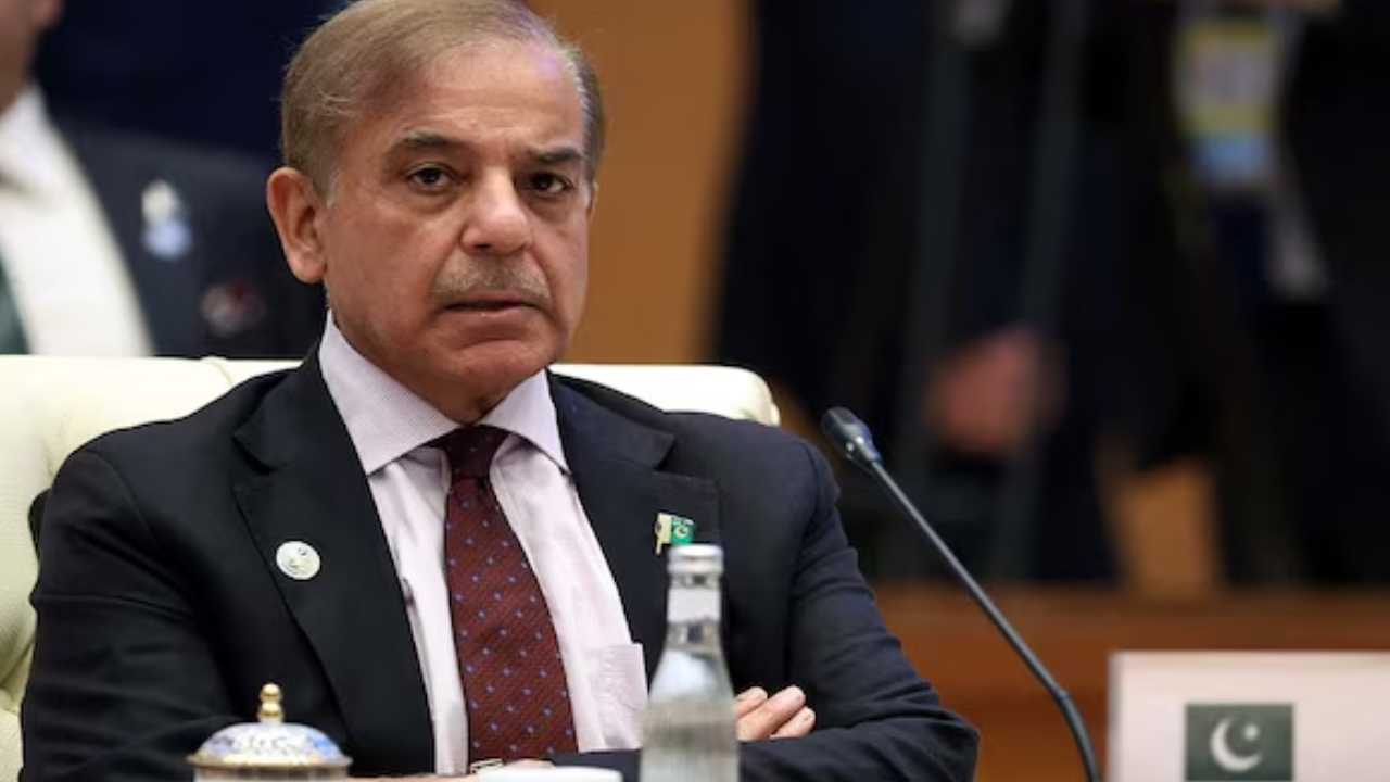 পাকিস্তানে হাহাকার! কর্মীদের ৩০% বেতন কাটল সরকার