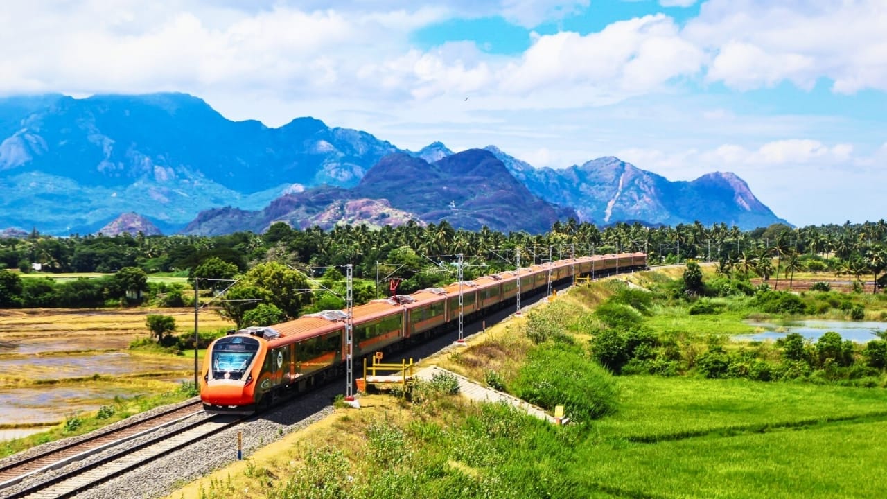 বন্দে ভারতকেও হার মানাল ভারতীয় রেলের এই ট্রেন