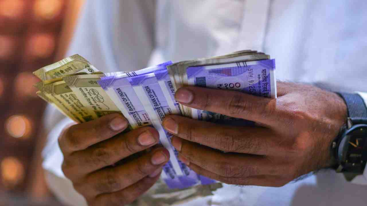 ৩৭ লক্ষ মানুষের অ্যাকাউন্টে ২০০০ টাকা, ঘোষণা মুখ্যমন্ত্রীর! কারা পেলেন?