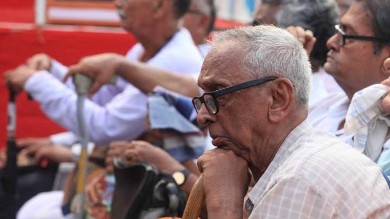 বাড়াতে হবে পেনশন, বৃহত্তর আন্দোলনের ডাক সিনিয়র সিটিজেনদের