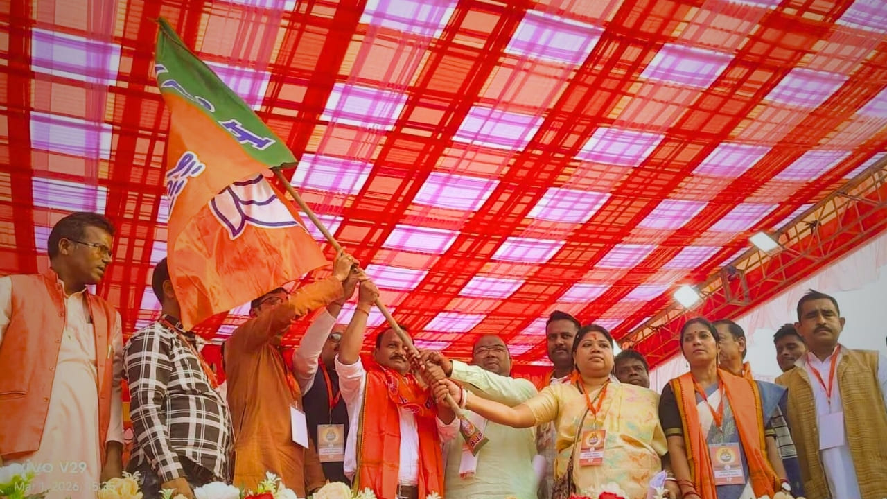 জঙ্গল মহলে শক্তিবৃদ্ধি বিজেপির, গেরুয়া শিবিরে যোগ কুড়মিদের প্রধান উপদেষ্টার