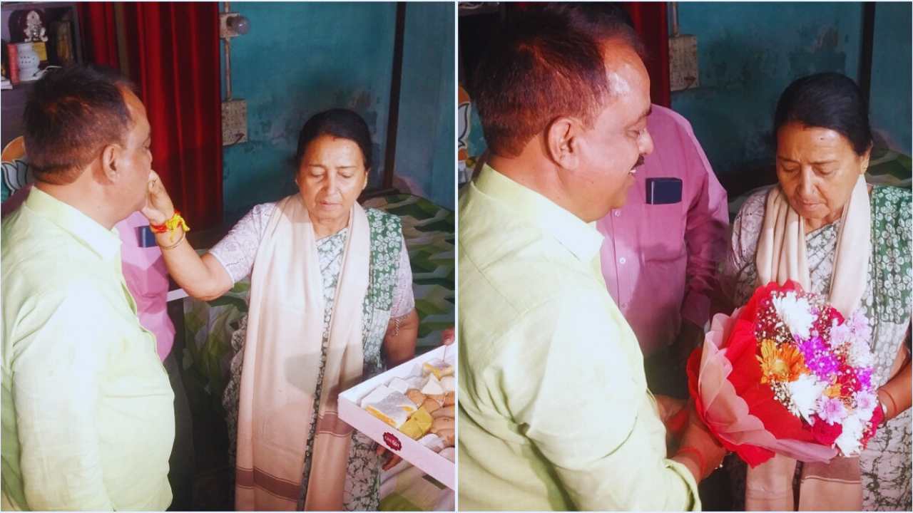 আশীর্বাদ নিয়ে মায়ের বিরুদ্ধেই লড়াইয়ে নামলেন ডাবগ্রাম-ফুলবাড়ির তৃণমূল প্রার্থী রঞ্জন