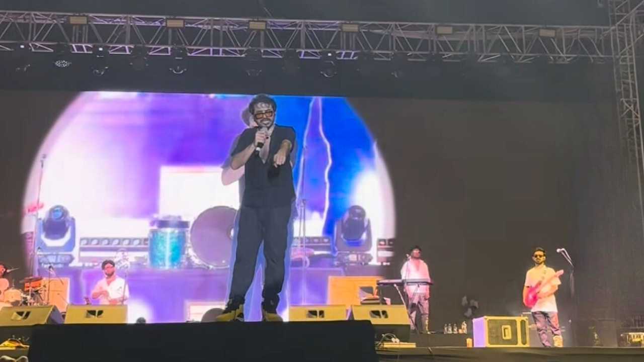 ‘নোংরা ইশারা!’ মঞ্চ থেকে পুলিশের উপর চটলেন শিলাজিৎ, কী হয়েছিল গায়কের সঙ্গে?