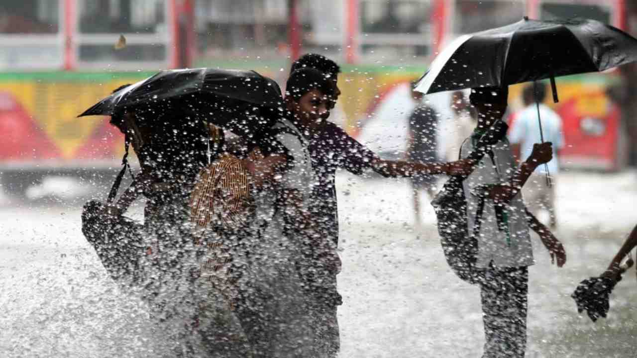 রেডি রাখুন ছাতা, কিছুক্ষণেই দক্ষিণবঙ্গের ৮ জেলায় তুমুল ঝড়-বৃষ্টির সম্ভাবনা!