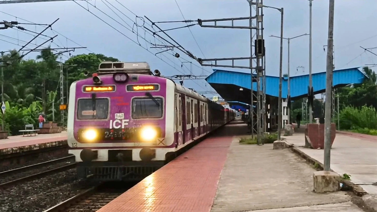 দাঁড়ায় মাত্র ৫টি স্টেশনে, ‘লোকাল ট্রেনের রাজা’ বলা হয় এই ট্রেনটিকে! চলে হাওড়া-বর্ধমান রুটে