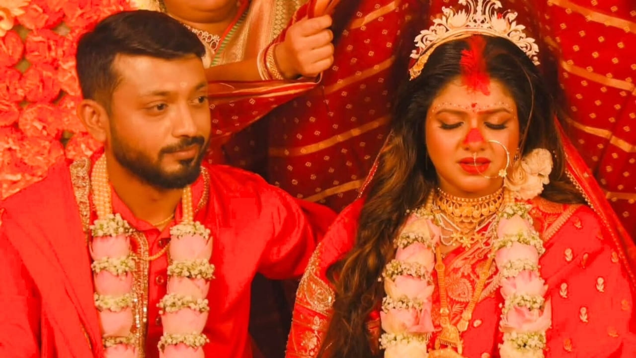 মা ডাক শুনতে দ্বিতীয় বিয়ে করলেন সুস্মিতা রায়, ‘বরটা আমারই খুঁজে দেওয়া’ বলল সায়ক