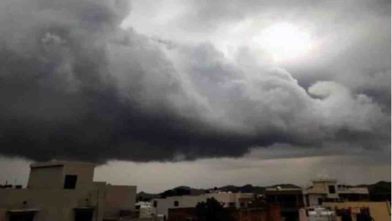 দক্ষিণবঙ্গের ৩ জেলায় ধেয়ে আসছে বজ্রবিদ্যুৎ সহ বৃষ্টি, কেমন থাকবে আজকের আবহাওয়া?