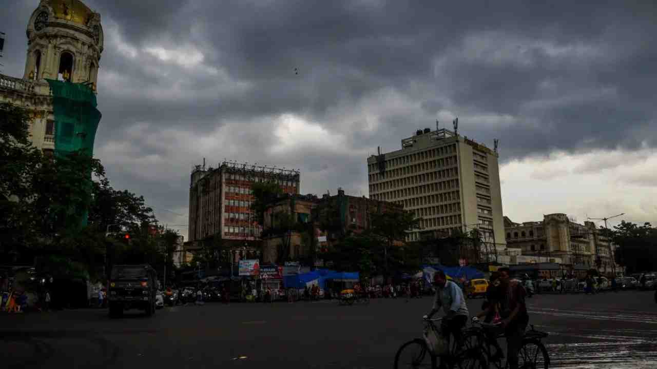 ঘূর্ণাবর্ত-পশ্চিমী ঝঞ্ঝার দাপট, ধেয়ে আসছে কালবৈশাখী সহ বৃষ্টি, আজকের আবহাওয়া