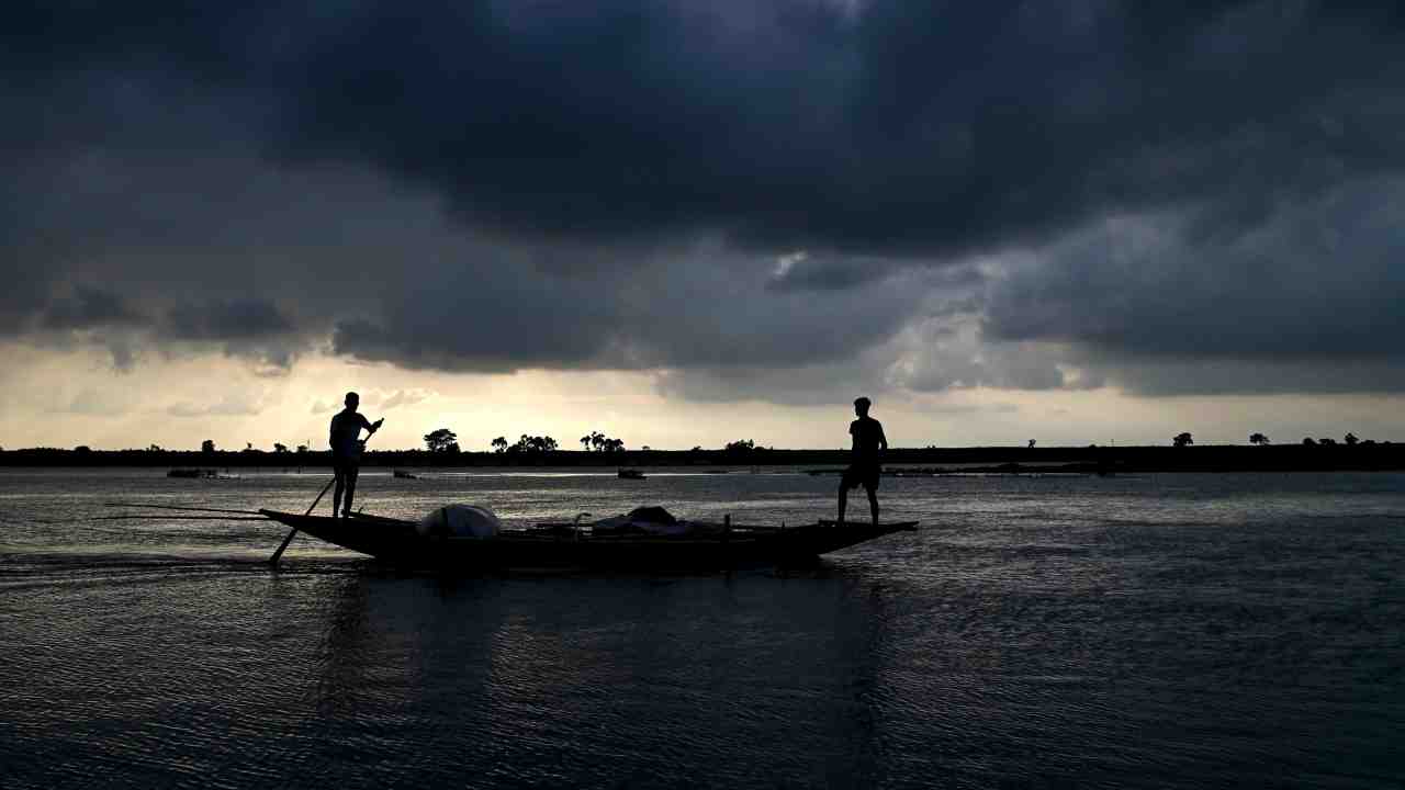 শক্তিশালী ঘূর্ণাবর্তের জেরে ৬ জেলায় ঝমঝমিয়ে বৃষ্টি, কালবৈশাখীর তাণ্ডব, আজকের আবহাওয়া