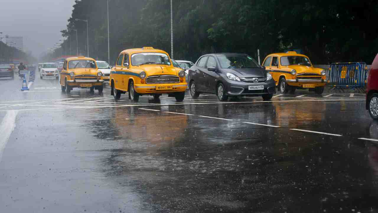 নিম্নচাপ-ঘূর্ণাবর্তের জোড়া ঠ্যালায় খেল দেখাবে বৃষ্টি, ৬ জেলায় সতর্কতা, আজকের আবহাওয়া