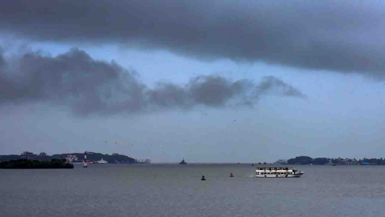 কালো মেঘে ঢাকবে আকাশ, ঘূর্ণাবর্তের জেরে ৫ জেলায় দুর্যোগ! আজকের আবহাওয়া