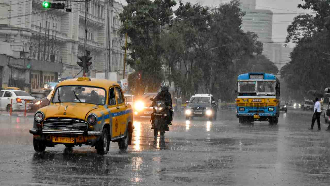 তুমুল বৃষ্টির জেরে দক্ষিণবঙ্গের ৪ জেলায় হলুদ সতর্কতা জারি, আজকের আবহাওয়া