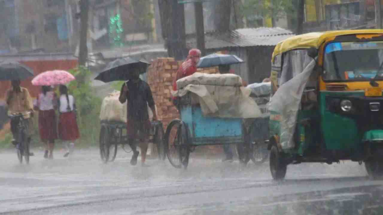 পারদ কমবে ২-৩ ডিগ্রি, দক্ষিণবঙ্গের ৫ জেলায় ভারী বৃষ্টি, আজকের আবহাওয়া