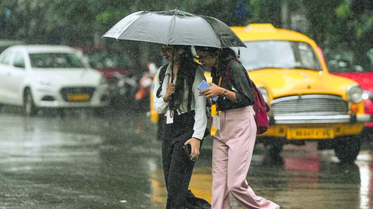 মেঘে ঢাকবে আকাশ, কিছুক্ষণেই ৭ জেলায় বজ্রবিদ্যুৎ সহ ঝেঁপে বৃষ্টি