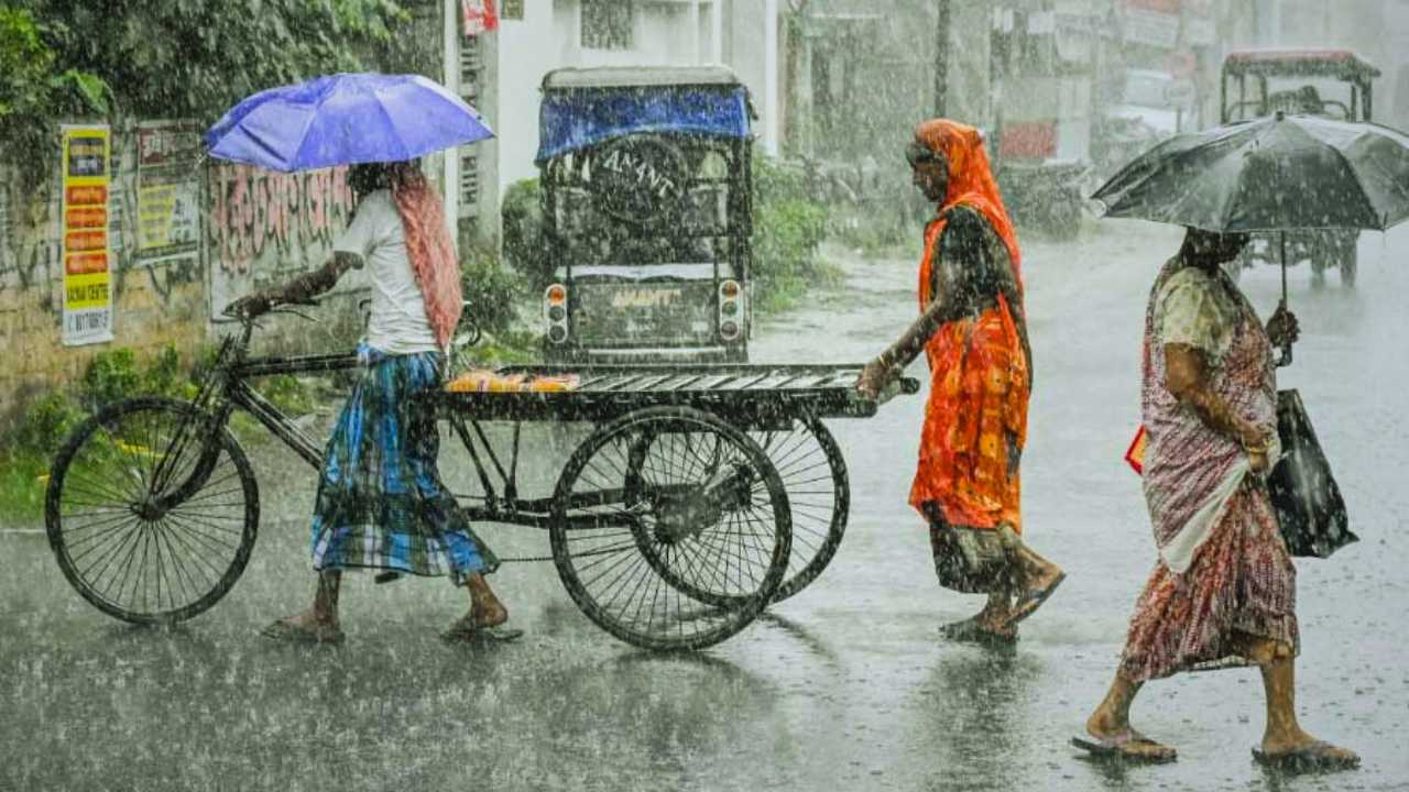 একটু পরেই দক্ষিণবঙ্গের এই ৫ জেলায় বজ্রবিদ্যুৎ-সহ বৃষ্টি, বইবে ঝোড়ো হাওয়া