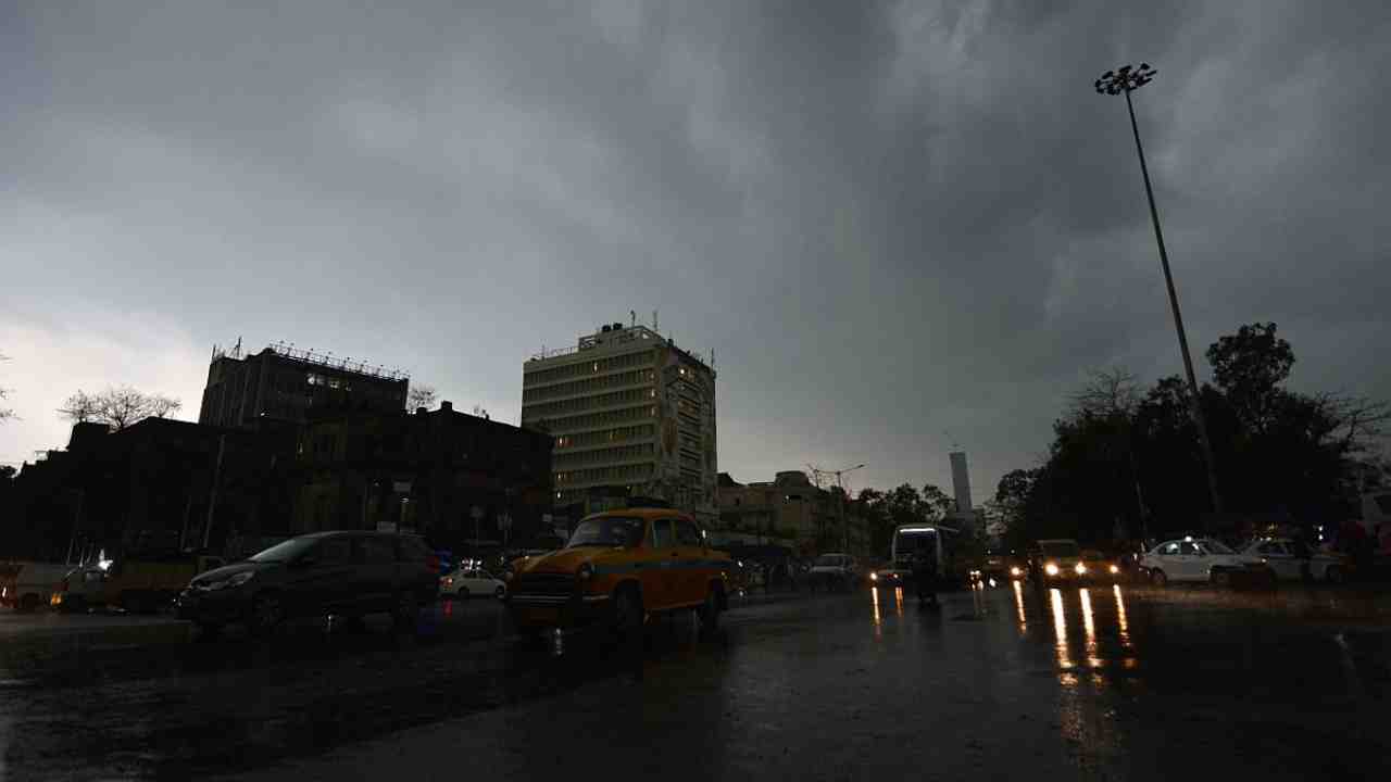 ৮০ কিমি বেগে কালবৈশাখী, শিলাবৃষ্টির ভ্রূকুটি, ৬ জেলায় কমলা সতর্কতা জারি, আজকের আবহাওয়া