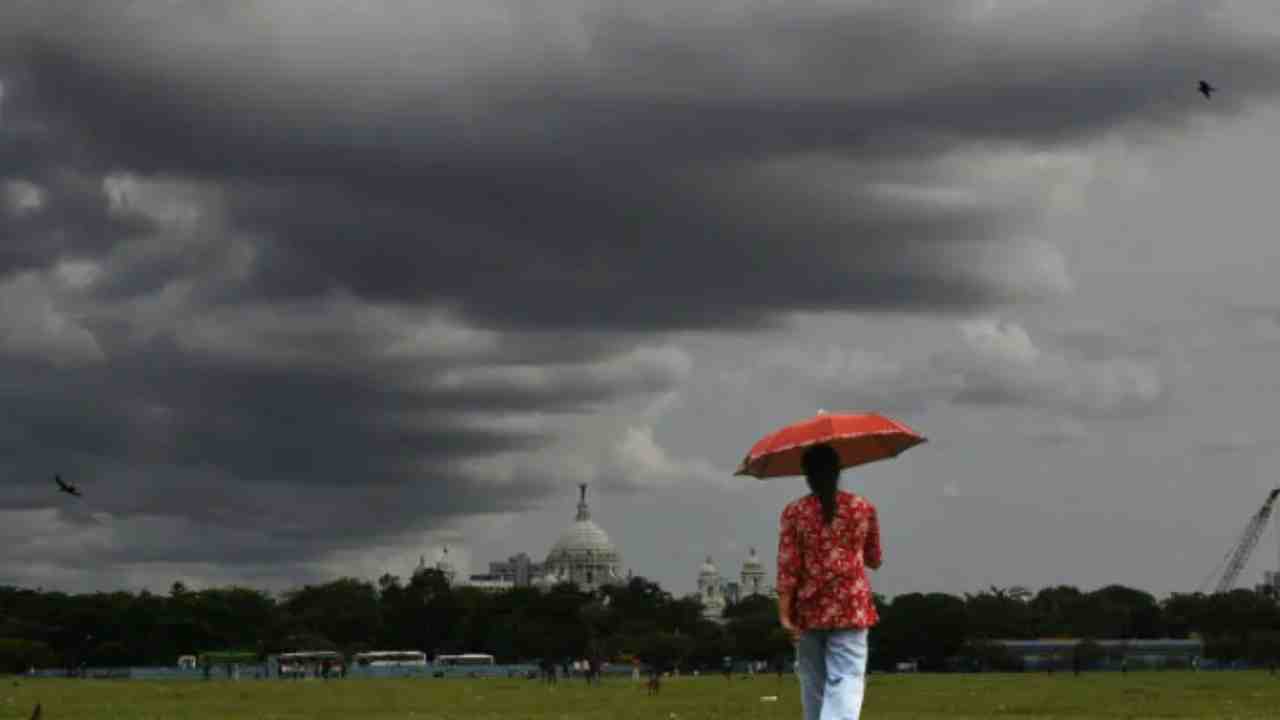 নিম্নচাপের কাঁটায় দক্ষিণবঙ্গের ৬ জেলায় ভারী বৃষ্টির ভ্রূকুটি! আজকের আবহাওয়া