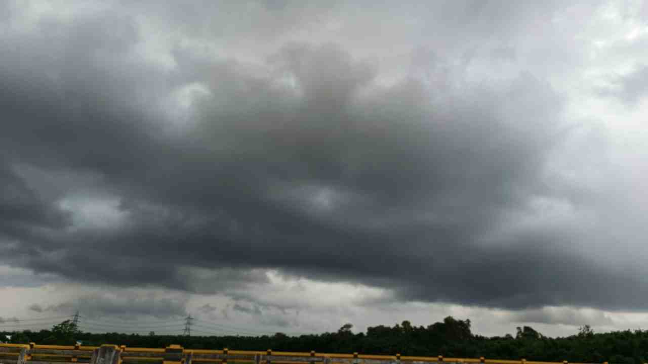 আকাশে কালো মেঘের এন্ট্রি, দোলে দক্ষিণবঙ্গে বৃষ্টি? আজকের আবহাওয়া