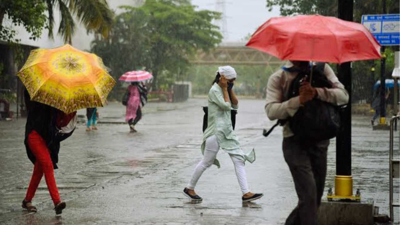 ঘূর্ণাবর্তের জেরে বাড়ছে দুর্যোগ! শুক্রেও ঝড়-বৃষ্টির আভাস, আগামীকালের আবহাওয়া