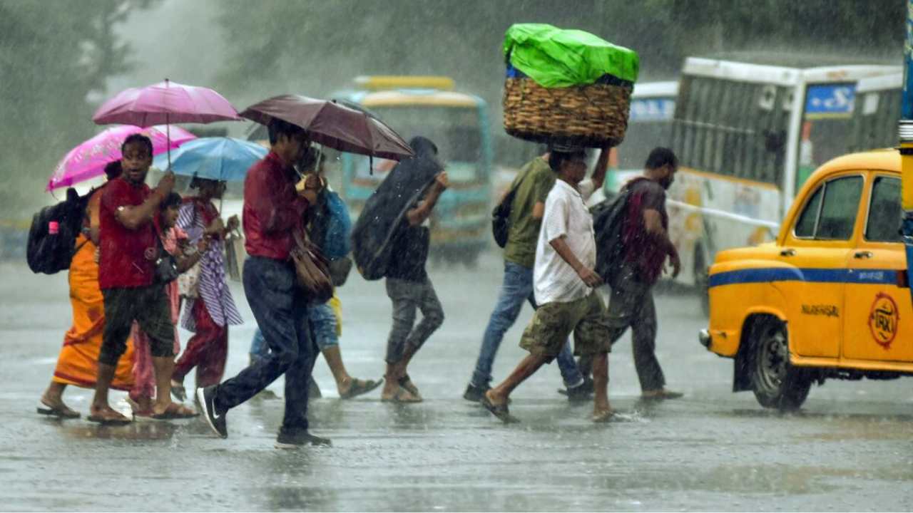 ডবল ঘূর্ণাবর্তের প্রভাব! শুক্রবার থেকে দক্ষিণবঙ্গে বাড়বে দুর্যোগ, আগামীকালের আবহাওয়া