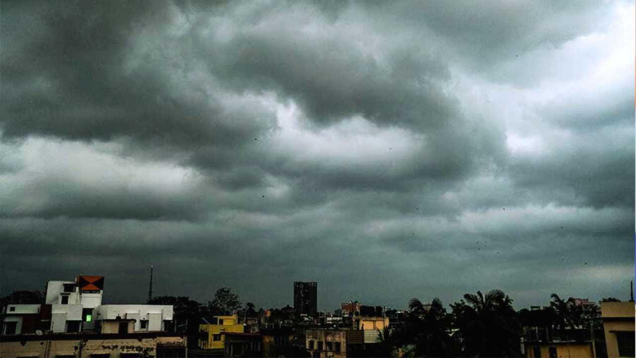 বৃষ্টিতে ম্যাচাকার চৈত্র সেলের বাজার! বাড়বে কালবৈশাখীর দাপট, আগামীকালের আবহাওয়া